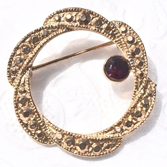 💞💗 Vintage Gold Plated CircleTwisted Wreath Brooch Red Rhinestone 1.2" - Picture 5 of 7